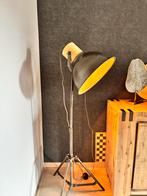 Vloerlamp met driepoot onderstel, Ophalen, Zo goed als nieuw, Metaal, 100 tot 150 cm