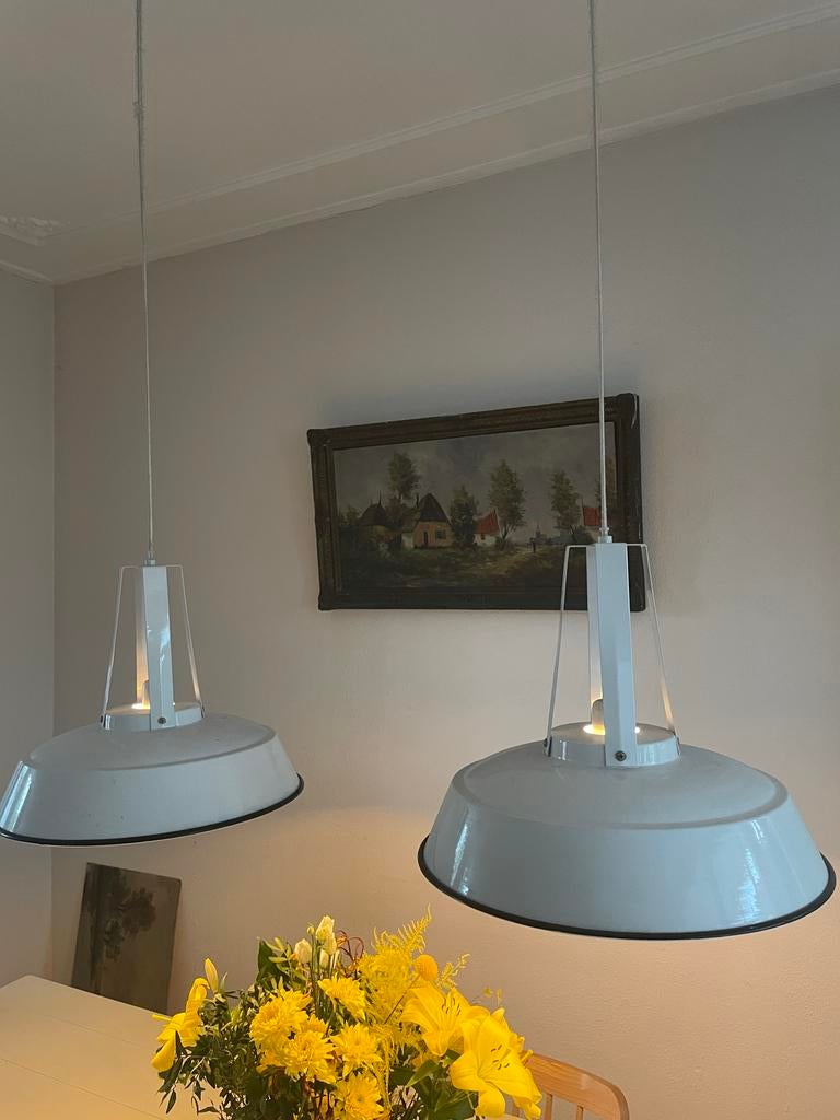 Twee witte hanglampen, Huis en Inrichting, Ophalen, Gebruikt, Metaal, 50 tot 75 cm