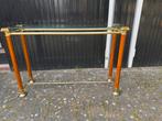 Elegante sidetable met glazen blad en messing details, Ophalen, Gebruikt, 100 tot 150 cm, Glas