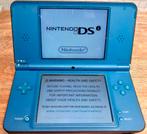 Nintendo DSi XL blauw + Doos van Pandora spel + case, Spelcomputers en Games, Spelcomputers | Nintendo DS, Dsi XL, Gebruikt, Blauw