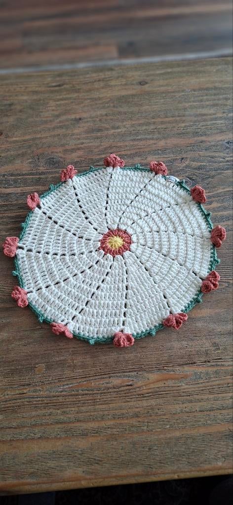 Handgemaakte gehaakte placemat met bloemmotief, Ophalen of Verzenden, Nieuw, Haken, Overige typen