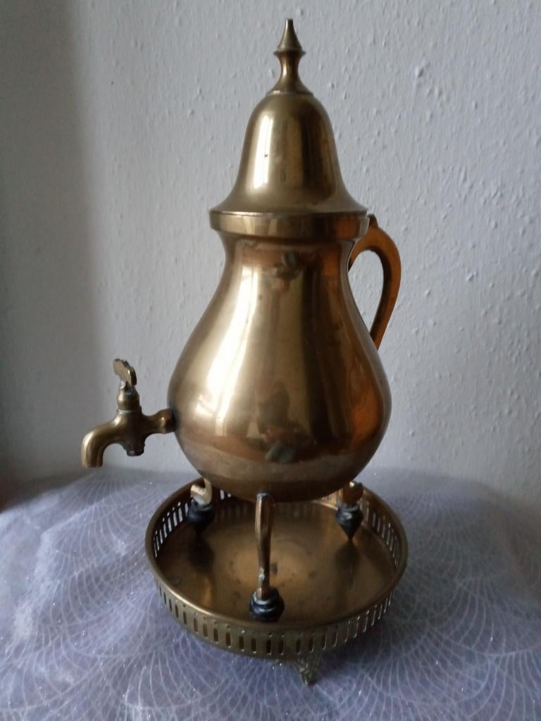 Mooie oude koperen/messing kraantjeskan met onderstel, Verzenden