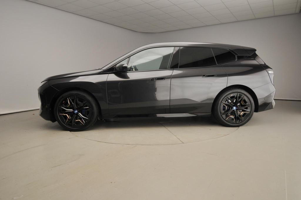 BMW iX xDrive40 | Sportpakket | Laserlicht | Navigatie | Act, Auto's, BMW, Automaat, 12 maanden, Stof, Gebruikt
