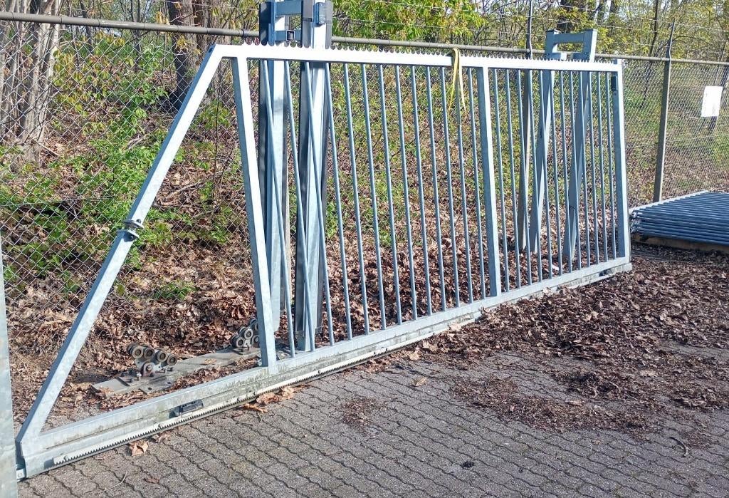 Schuifpoort 4 x 2 meter Verzinkt, Ophalen, Gebruikt, IJzer, Spijlenhekwerk