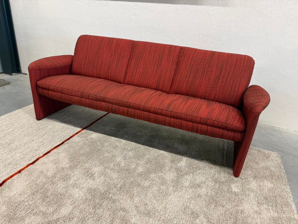 Nieuwstaat Leolux Catalpa bank 3 zits Rood stof 211, Huis en Inrichting, Banken | Bankstellen, Leolux, Driepersoons, Ophalen of Verzenden