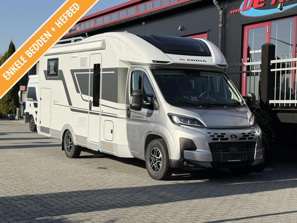 Adria Matrix Plus 670 SL - familiecamper - Automaat - 180 pk, Caravans en Kamperen, Campers, Standaard zit, Ringverwarming, Bedrijf