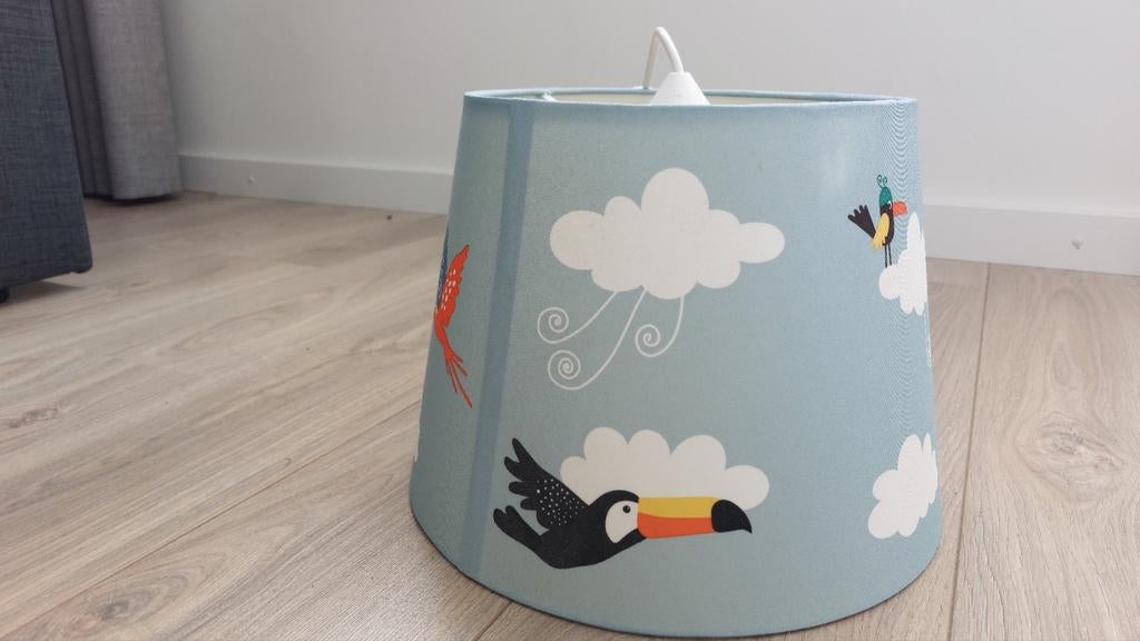 Lichtblauwe lampenkap met wolken en vogels, Ophalen