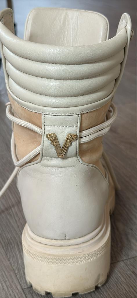 Crèmekleurige laarzen met V-detail, Ophalen of Verzenden, Gedragen, Beige, Lage of Enkellaarzen