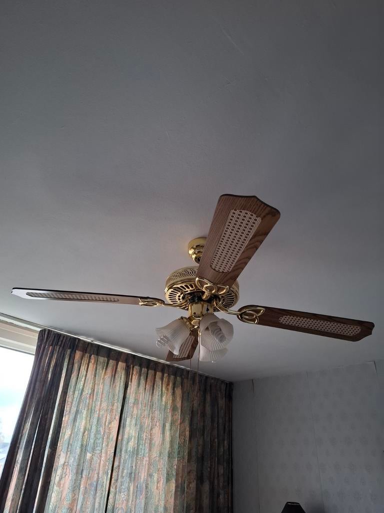 3 stuks plafond ventilator lampen zie fotos, Ophalen