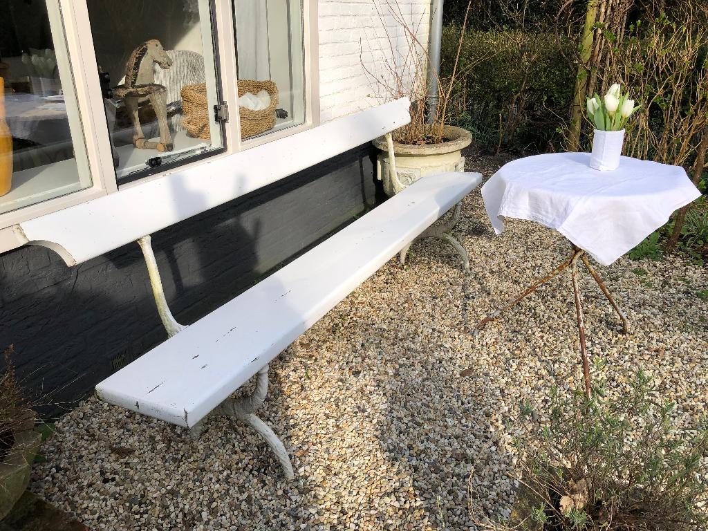 antieke witte houten tuinbank met gietijzeren poten., Ophalen, Gebruikt, Hout