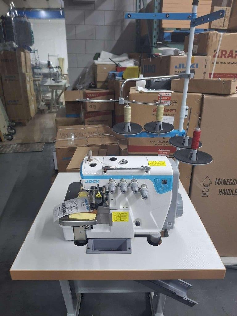 Jack 4 garen overlock machine 60x60 tafel 1100 euro ex btw 2, Nieuw, Lockmachine, Industrieel, Ophalen