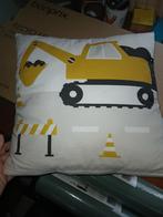 Leuk kussen met bouwvoertuigen - Kinderkamer, Ophalen of Verzenden, Gebruikt, Geel, Vierkant