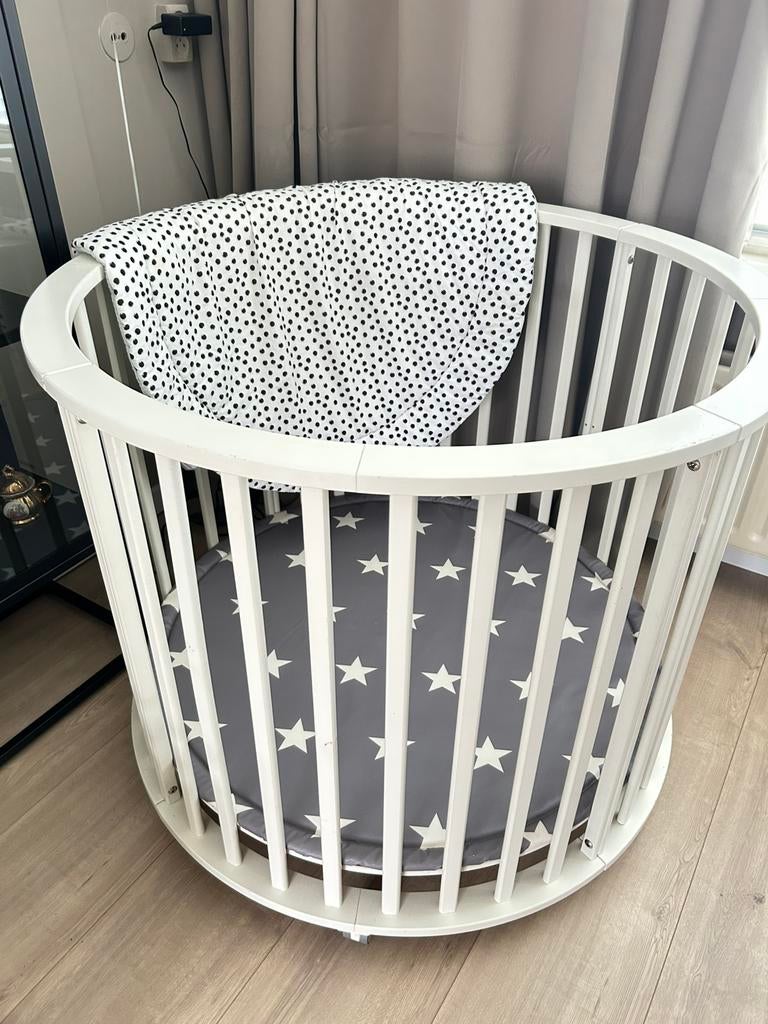 Mooie rinde box met wieltjes en in hoogte verstelbaar, Kinderen en Baby's, Boxen, Ophalen, Zo goed als nieuw, Wieltjes