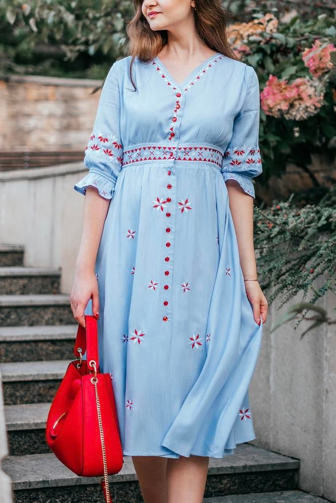 Lichtblauwe midi-jurk van Chicwish met borduursels, maat S, Zo goed als nieuw, Maat 36 (S), Onder de knie, Verzenden
