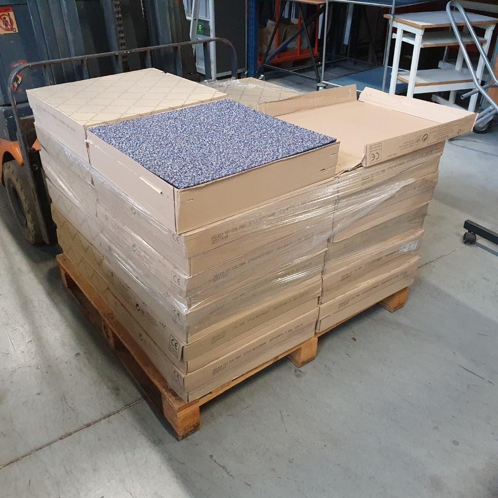 prachtige partij NIEUWE  projectkwaliteit tapijttegels blauw