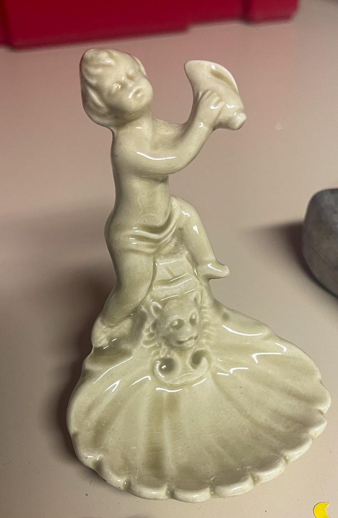 Antiek wijwaterbakje met cherubijn en schelp, Ophalen