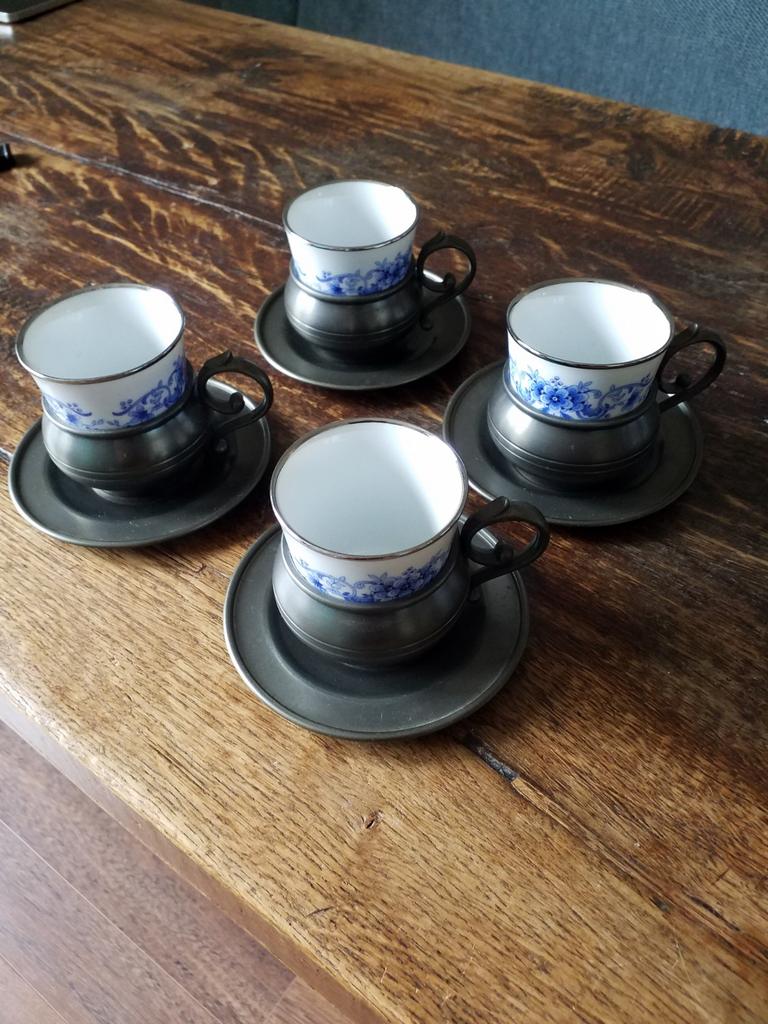 Vier leuke porceleinen kopjes met tinnen beker, Antiek en Kunst, Ophalen of Verzenden