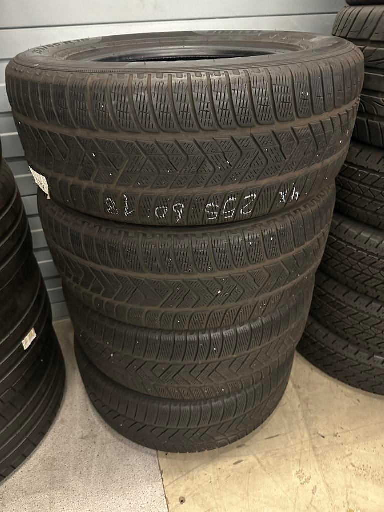 Set / Banden / 255/60R18 (100H) Pirelli Winterbanden AO M+S