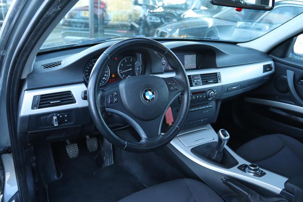BMW 3-SERIE TOURING 318I BUSINESS LINE | XENON | TREKHAAK |, Euro 5, Origineel Nederlands, Handgeschakeld, 1405 kg