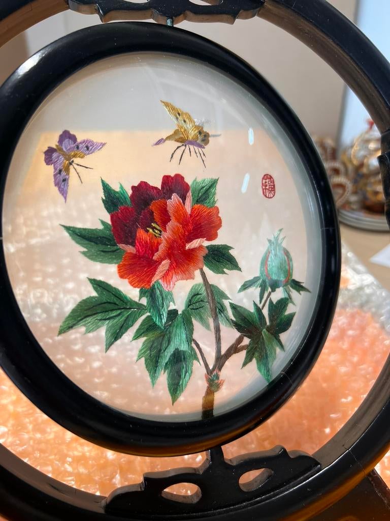 Dubbelzijdig Chinees zijde borduurwerk + standaard, Antiek en Kunst, Ophalen of Verzenden