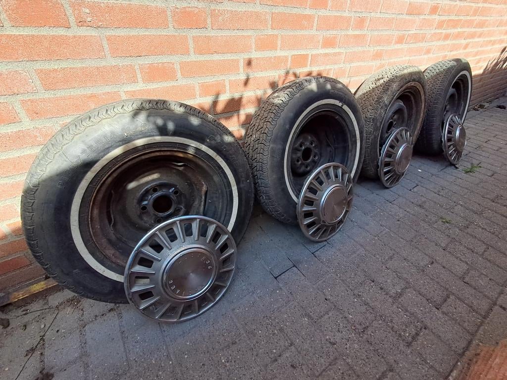 Ford Mustang 14 inch velgen met doppen (banden op), Auto diversen, Wieldoppen, Ophalen