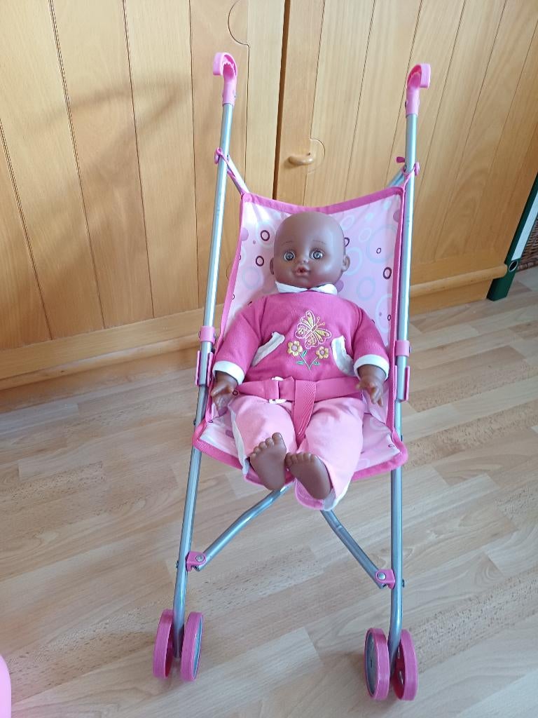 Vrolijke poppen buggy, pop en uitgebreide verzorging set.  , Ophalen of Verzenden, Zo goed als nieuw, Babypop
