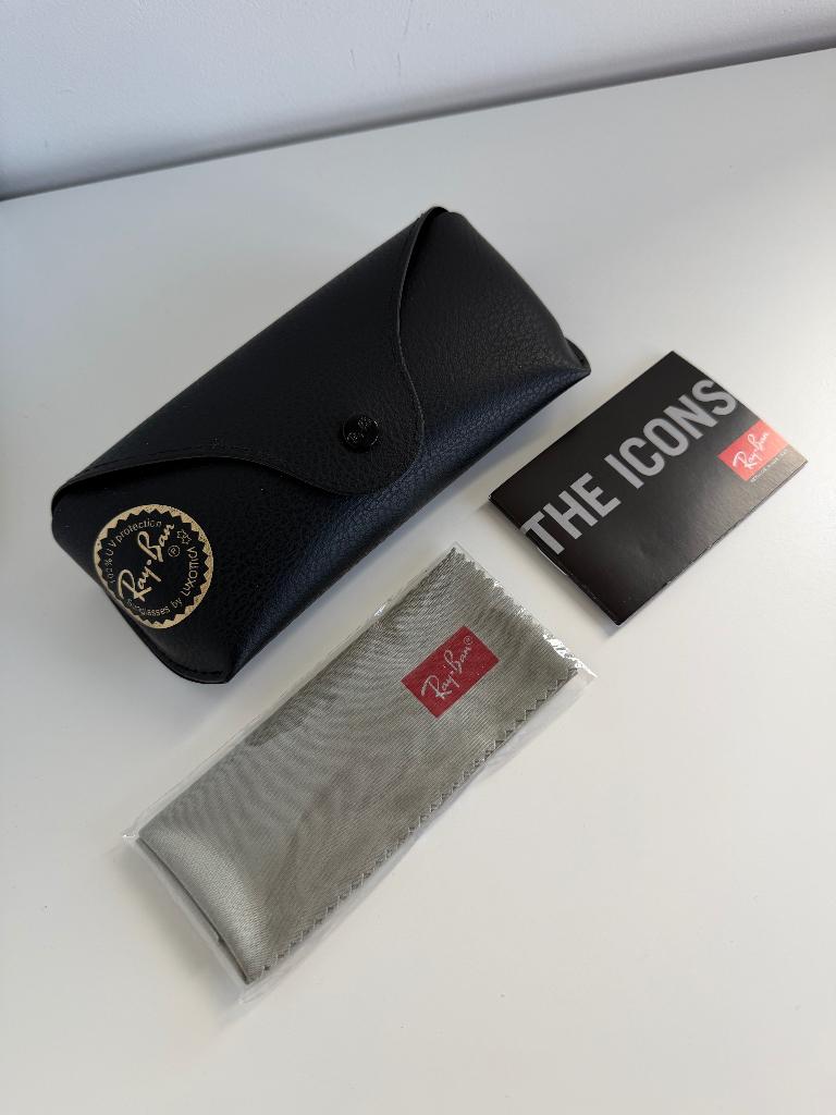 Brillenkoker Ray Ban, Sieraden, Tassen en Uiterlijk, Zonnebrillen en Brillen | Dames, Overige merken, Zwart, Ophalen of Verzenden