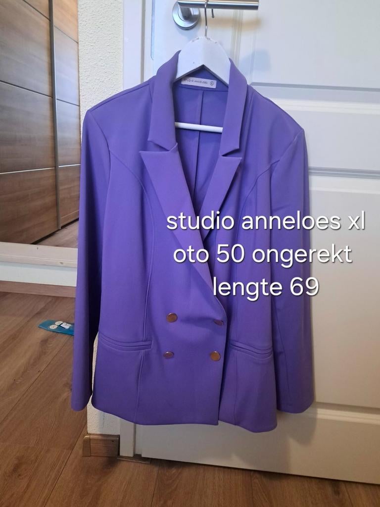 Studio anneloes colbertje maat xl paars met gouden knoopjes, Kleding | Dames, Jasjes, Kostuums en Pakken, Studio Anneloes, Paars