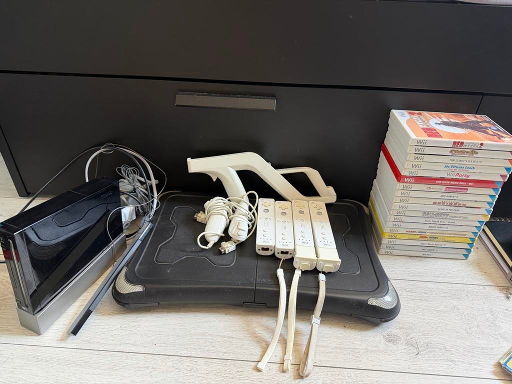 Zwarte Nintendo Wii met 4 controllers en extra's, Spelcomputers en Games, Spelcomputers | Nintendo Wii, Ophalen of Verzenden, Gebruikt