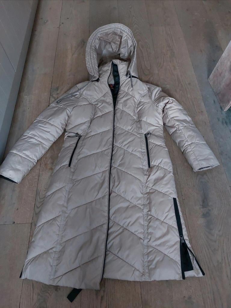 Lange champagne beige winterjas DSTRCT district maat 42, Ophalen of Verzenden, Zo goed als nieuw, Maat 42/44 (L), Beige