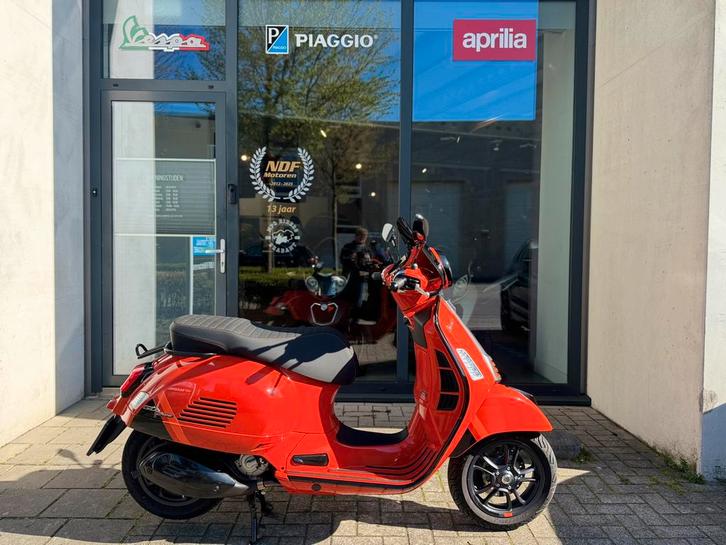 Piaggio Vespa 300 gts 2025 200km btw motor!, Motoren, Motoren | Piaggio, Particulier, Scooter, Ophalen of Verzenden