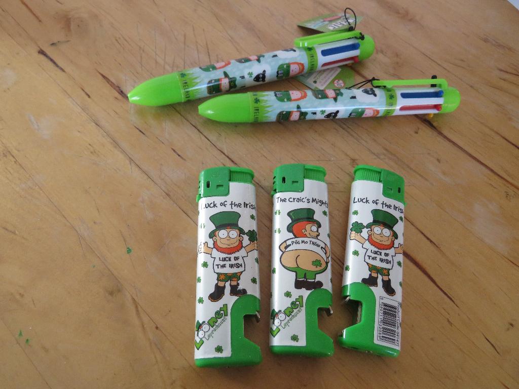 ierse toeristen items 4 x 6 kleurenpen en  3 lege aanstekers, Antiek en Kunst, Curiosa en Brocante, Ophalen