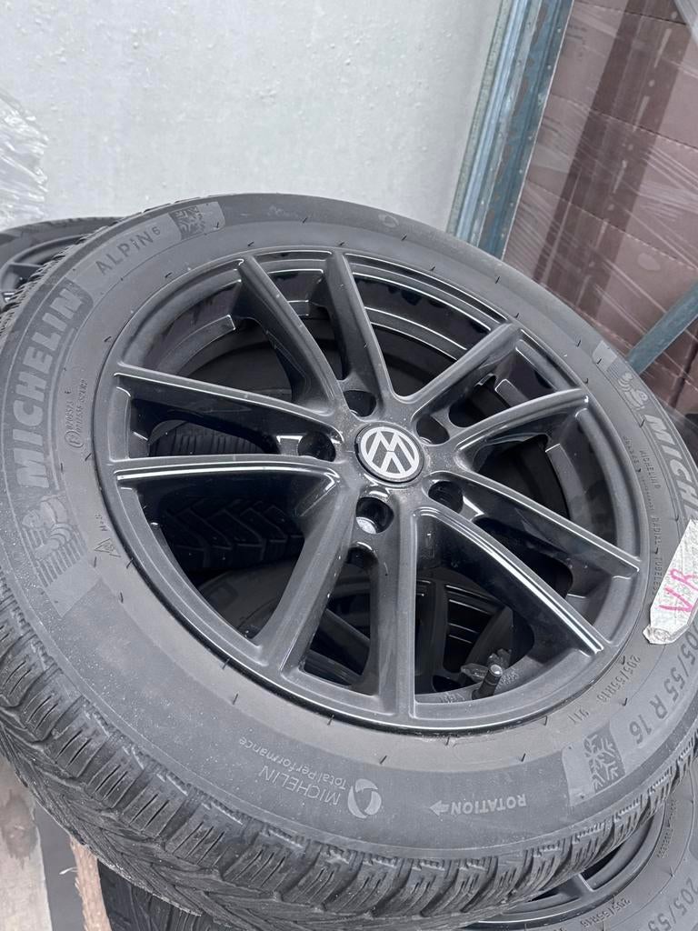 Michelin Alpin 6 winterbanden met VW velgen 205/55 R16, Auto-onderdelen, Banden en Velgen, Gebruikt, 16 inch, Banden en Velgen
