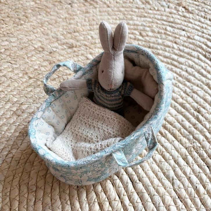 Schattig konijntje in draagmandje - Maileg, Kinderen en Baby's, Speelgoed | Knuffels en Pluche, Zo goed als nieuw, Konijn, Ophalen