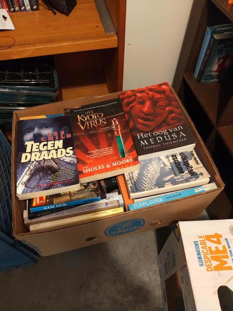 Bananen doos vol boeken partij, Ophalen of Verzenden, Gelezen