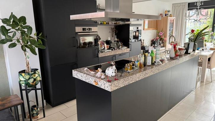 Keuken mat zwart, Huis en Inrichting, Keuken | Complete keukens, Gebruikt, Enkelwandige keuken, Zwart, Graniet of Steen, Met kookeiland