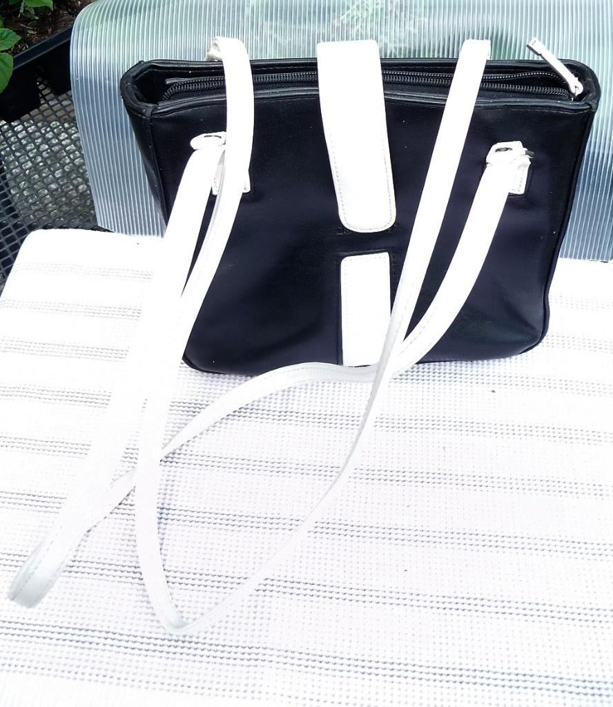 DANIEL RAY VINTED SCHOUDERTAS ZWART WIT LEDER ALS NIEUW, Sieraden, Tassen en Uiterlijk, Verzenden, Zo goed als nieuw, Overige kleuren