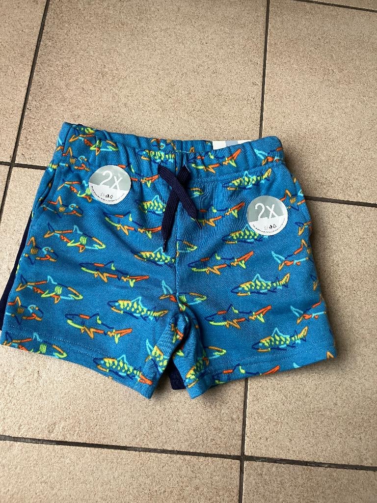 Set van 2 nieuwe korte shorts ( blauw x haai ) - maat 110, Ophalen of Verzenden, Nieuw, Jongen, Broek