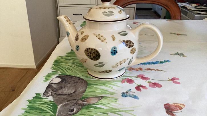 EMMA BRIDGEWATER THEEPOT EGGS AND FEATHERS E125,00 ZGAN., Huis en Inrichting, Keuken | Servies, Zo goed als nieuw, Kop(pen) en/of Schotel(s)