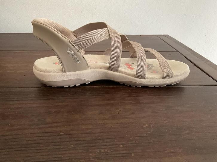 Skechers Reggae slim Strech Flex sandaal maat 39 zgan, Kleding | Dames, Schoenen, Zo goed als nieuw, Sandalen of Muiltjes, Beige