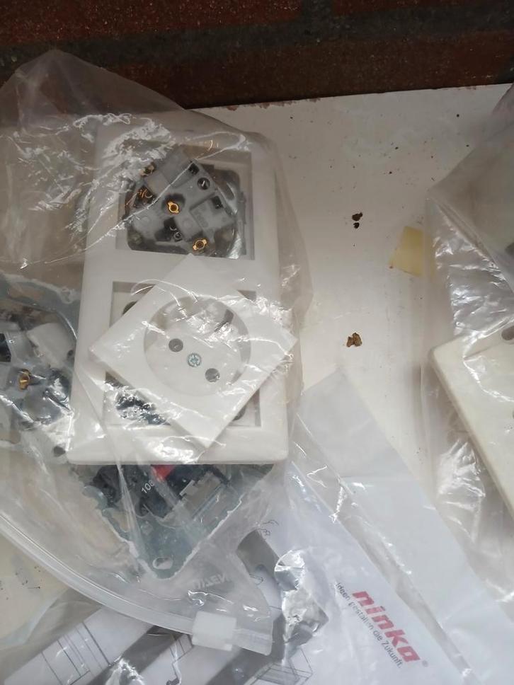 Diverse schakelmateriaal: stopcontacten en schakelaars, Doe-het-zelf en Verbouw, Elektra en Kabels, Nieuw, Schakelaar, Ophalen
