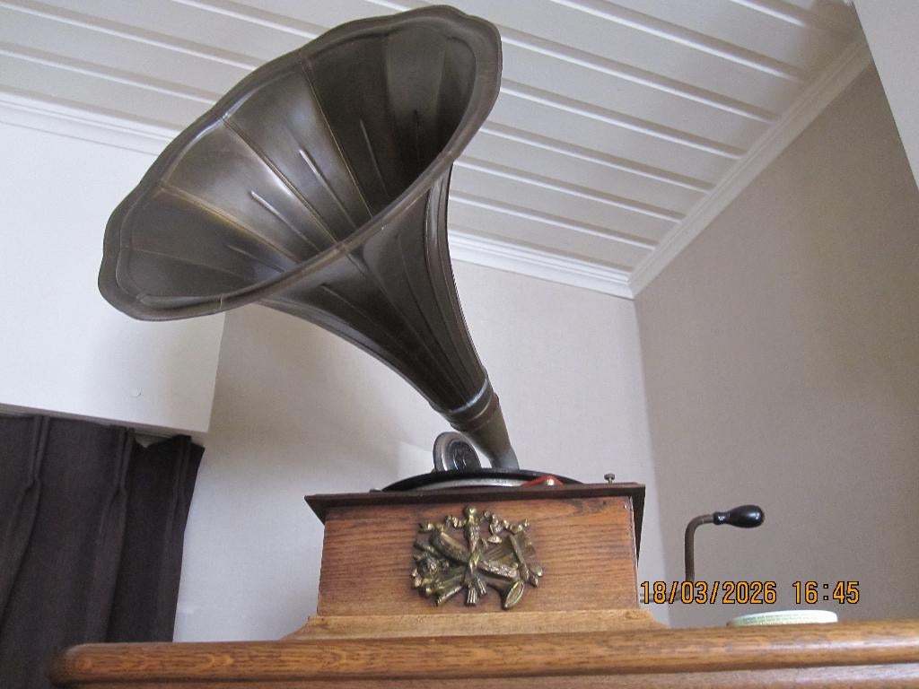 Oude grammafoon, Ophalen