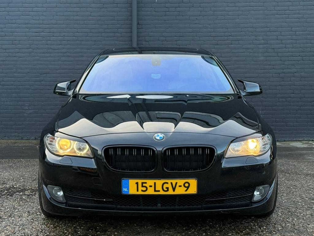 BMW 5-serie 523i AKRAPOVIC | PANO | LEDER | CAMERA | STOELVE, Auto's, BMW, Euro 5, Achterwielaandrijving, Gebruikt, Beige