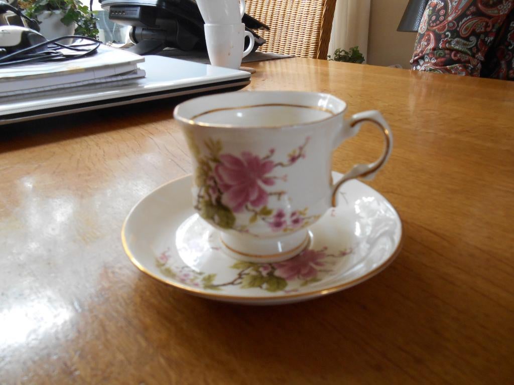 Bone China kop- en schotel, Ophalen