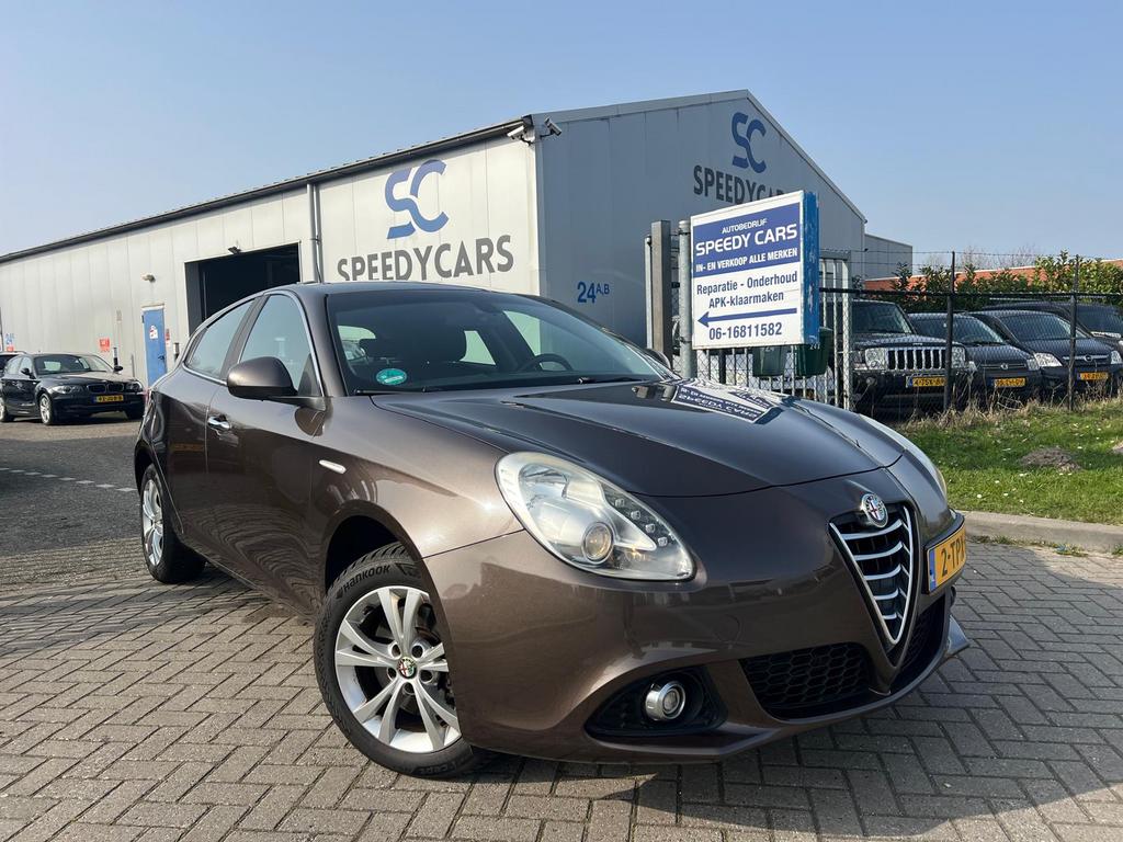 Alfa Romeo Giulietta 1.4 Turbo Multi AIR TCT 2014 Bruin, Auto's, Alfa Romeo, Stof, 1280 kg, Zwart, 4 cilinders