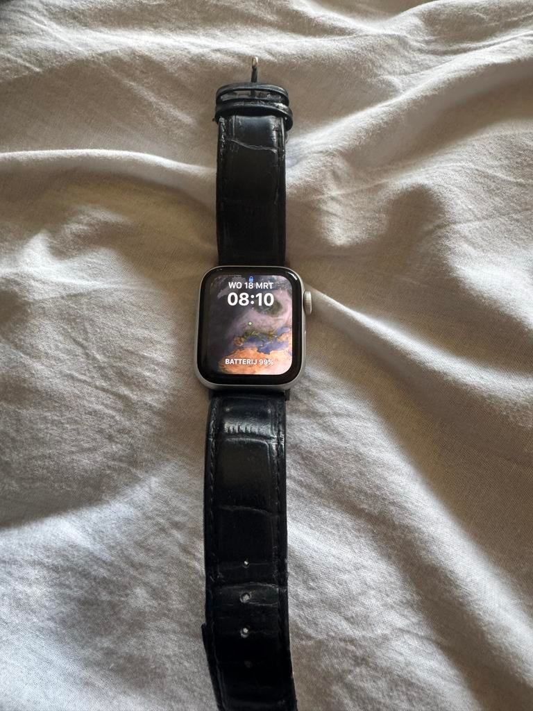 Apple Watch SE (1e generatie) - Zilver met Zwart Bandje, IOS, Ophalen of Verzenden, Waterdicht, Zilver