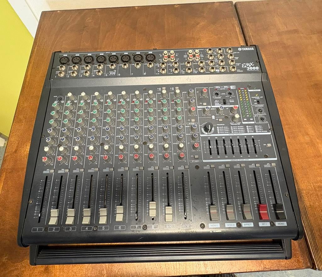Yamaha EMX 3000 powered mixer, Muziek en Instrumenten, Mengpanelen, Ophalen, Gebruikt, 5 tot 10 kanalen, Microfooningang