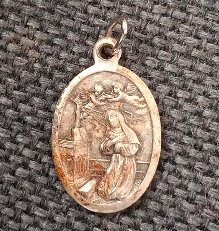 Religieuze bedel hanger Heilige Rita van Cascia, Verzamelen, Religie, Gebruikt, Christendom | Katholiek, Sieraad, Ophalen of Verzenden