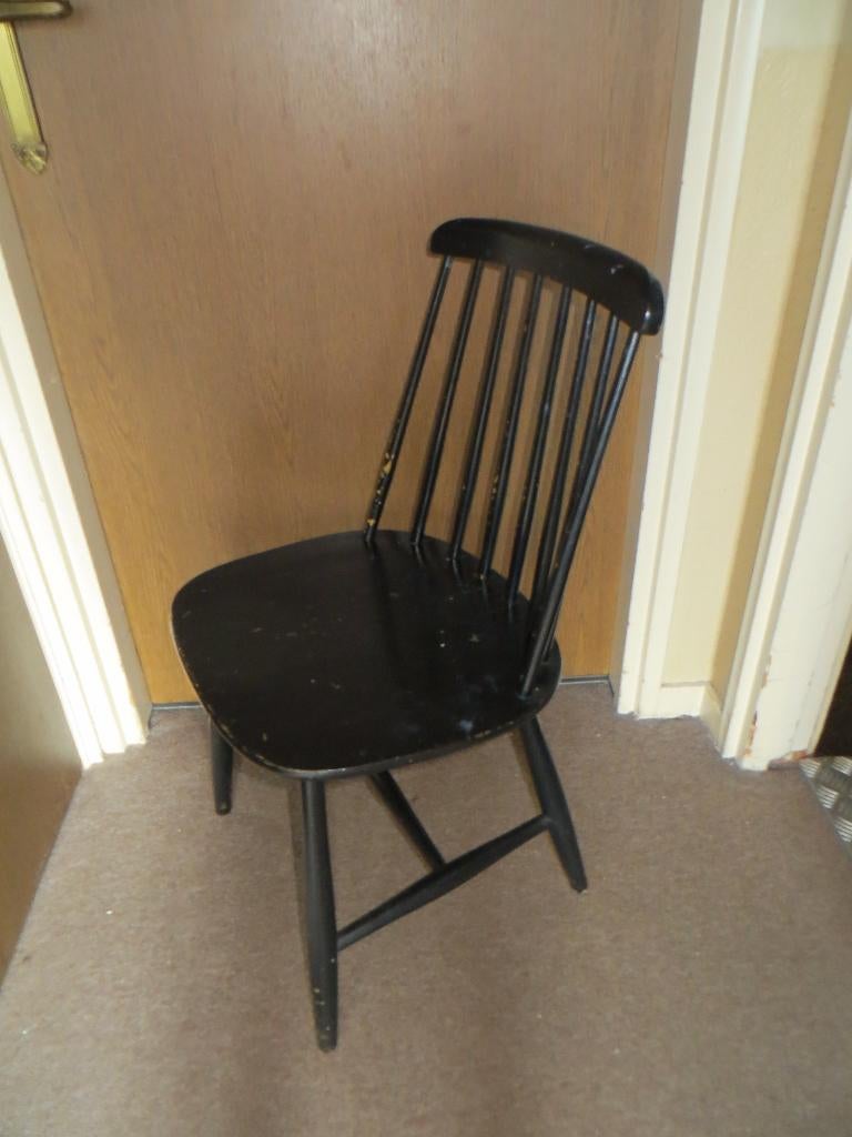 Vintage houten stoel met spijlen. Ilmari Tapiovaara. Pasen, Huis en Inrichting, Stoelen, Ophalen, Gebruikt, Zwart, Vintage