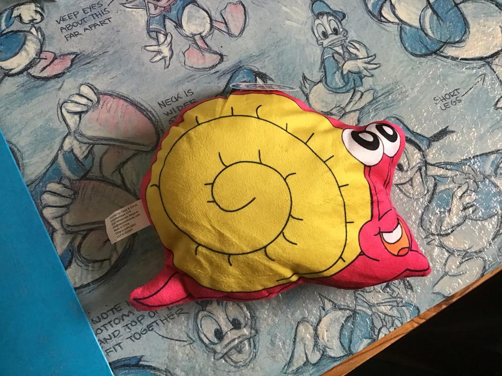 Leuke slak knuffel roze met geel huisje, Kinderen en Baby's, Speelgoed | Knuffels en Pluche, Ophalen, Overige merken, Overige karakters